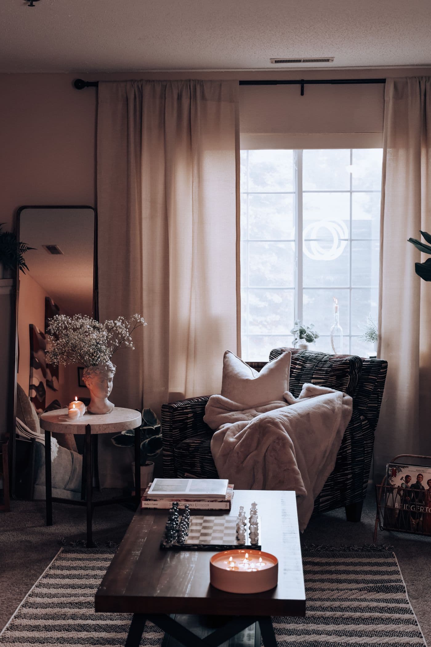 Cosy canal-side apartment with reading corner